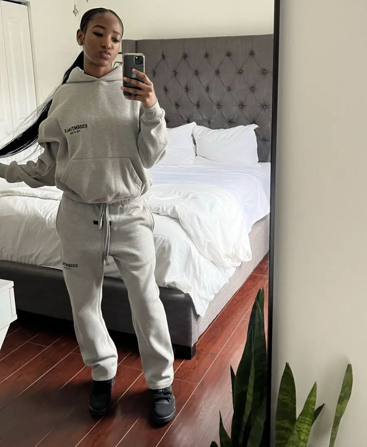 How To Style Sweatpants, Sweat Suits Outfits, Sweatsuit Outfits, Sweatsuit Outfit, Winter Outfits Ideas, Mode Ulzzang, Sweats Outfit, Tracksuit Outfit, Trending Ideas