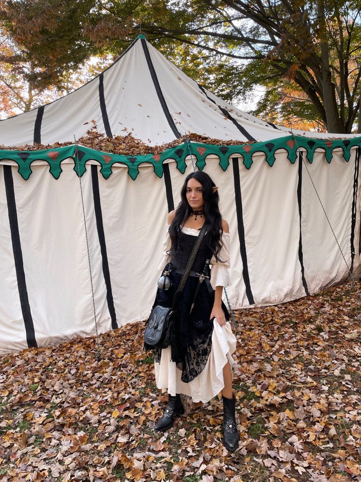 Renaissance faire , cottage core , witch , ren faire costume , fairy core , costume , wench , pirate , corset Ren Faire Costume Pirate, Ren Faire Fae Costume, Black Ren Faire Outfit, Ren Faire Pirate Woman, Renassiance Fair Outfits, Medieval Aesthetic Outfit, Renfaire Inspiration, Wench Outfit, Renfaire Outfit