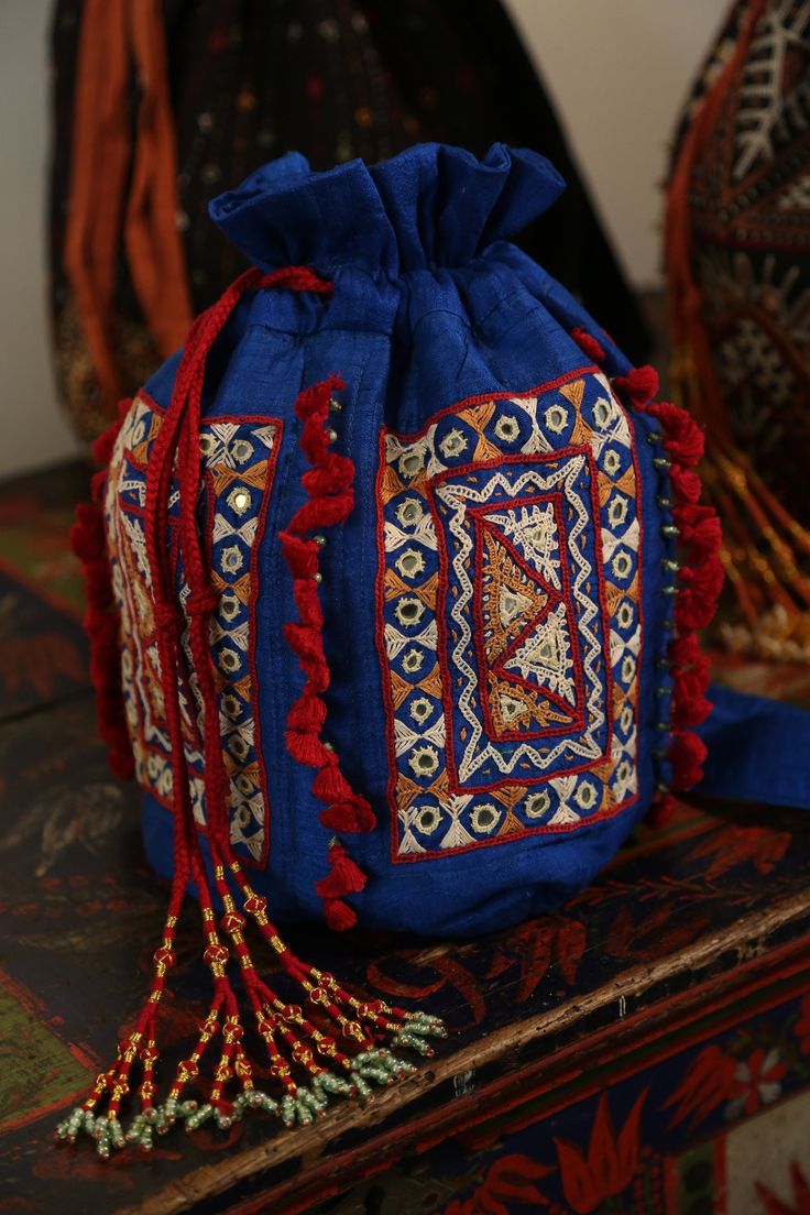 Kutch Work Designs, Potli Bag, Kutch Work, Ethnic Bag, Motifs Perler, Silk Bag, Estilo Boho Chic, Potli Bags, Embroidery Bags