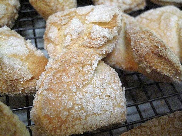 several pastries are cooling on a wire rack