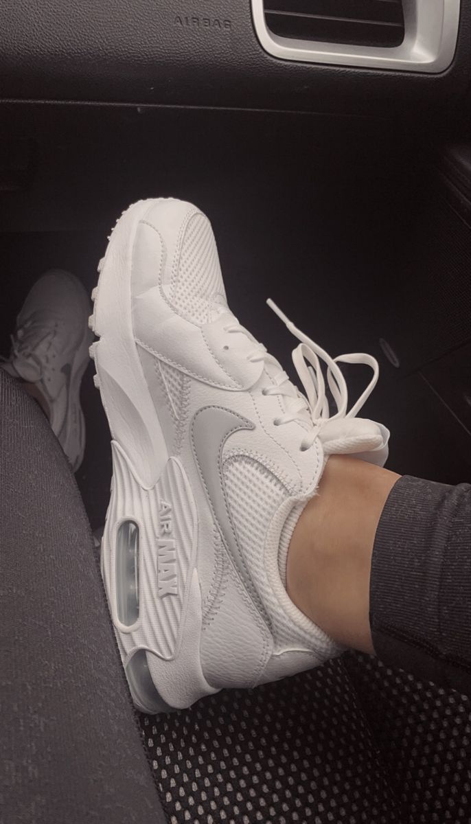 nike shoes Shoes Nike Aesthetic, Trendy Shoes 2023, White Gym Shoes, Popular Nike Shoes, Nike Aesthetic, Nike Gym Shoes, Nike Shoes Women Fashion, Air Max Excee, Sporty Shoes