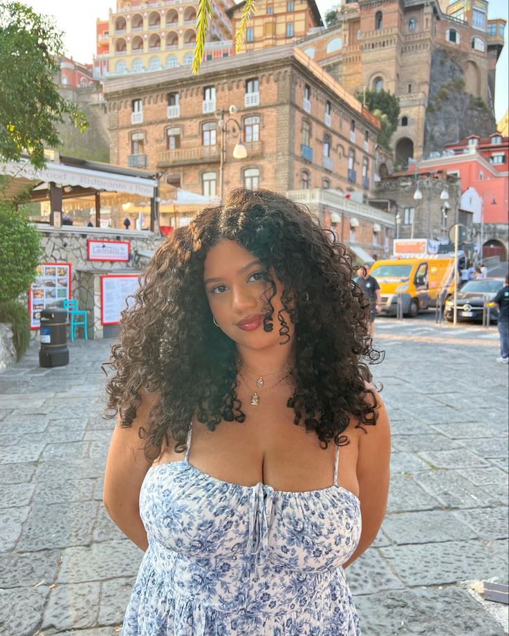 italy, pic inspo, blue dress, garage dress, curly hair, curls, sunrise, italian summer, natural makeup, makeup, soft glam Curly Hair Selfie, Makeup Soft Glam, 23 Birthday, Italian Hair, Makeup Soft, Hair Curls, Hair Aesthetic, Soft Glam, Italian Summer