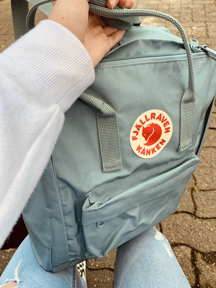 Grey Kanken, Kanken Style, Pretty Tote Bags, Backpack Fjallraven, Vsco Girl, Cute Phone Cases, Kanken Backpack, Fjallraven Kanken, Fjallraven Kanken Backpack