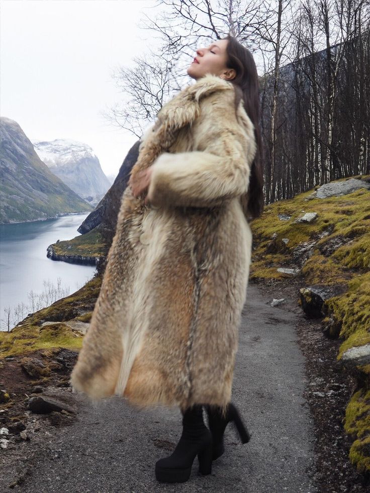 Coyote Fur Coat Women, Fur Coat Pattern, Big Fur Coat, Coyote Fur Coat, Oversized Fur Coat, Tiny Shirts, Beaver Fur Coat, Long Fur Coat, Big Pants