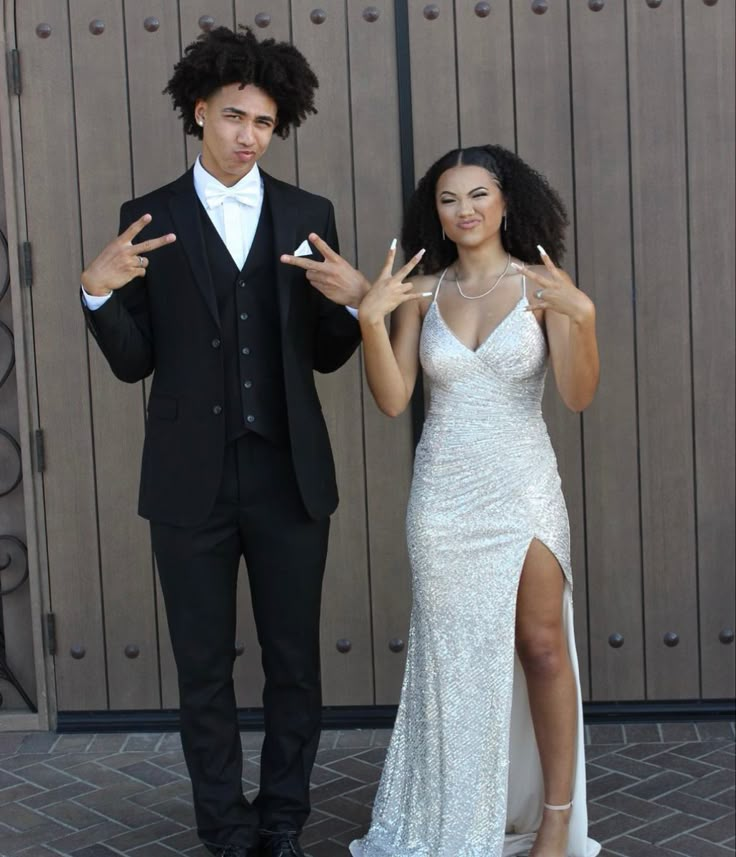 Prom Couples Black People, Prom Date Pictures, Prom Picture Poses, Simple Prom Dress Long, Prom Photoshoot, Prom Couples, Prom Poses, Classy Prom Dresses, Mode Abaya