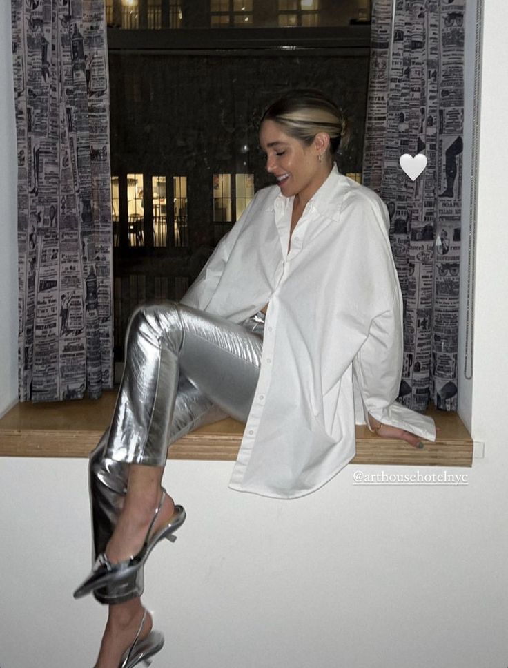 Silver Leggings Outfit, Shiny Pants Outfit, Silver Pants Outfit, Leggins Outfit, Silver Trousers, Grey Pants Outfit, Metallic Trousers, Outfit Elegantes, Body Noir