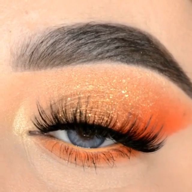 Easy Orange Eye Makeup, Makeup Looks For Orange Outfit, Eye Makeup For Orange Outfit, Cute Cheer Makeup Ideas, Easy Orange Eyeshadow Looks, Easy Orange Makeup Looks, Orange Outfit Makeup Look, Makeup With Orange Outfit, Simple Orange Eyeshadow Looks