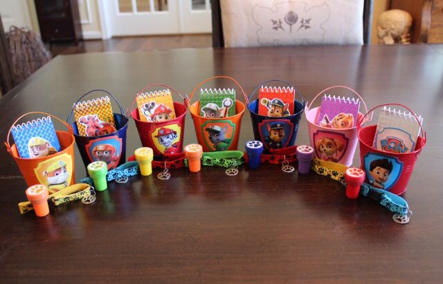 there are many toy baskets on the table