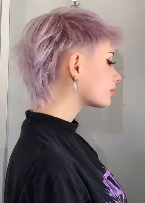 Female Mullet With Undercut, Pixie Mullet Undercut, Lesbian Mullet Haircut Short, Short Mullet Shaved Sides Woman, Short Hair Fantasy Color, Shaves Haircuts Women, Shaved Mullet Short Hair, Hair Styles For Shaved Sides, Short Haircut With Shaved Sides