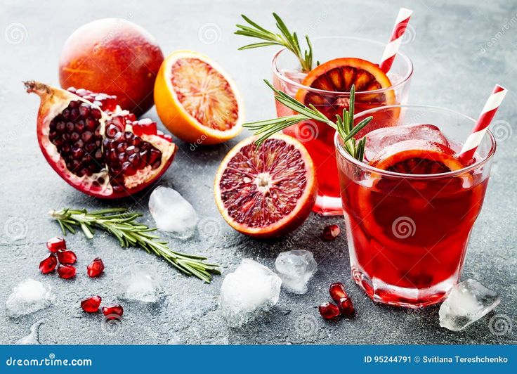 Red cocktail with blood orange and pomegranate. Refreshing summer drink on gray stone or concrete background. Holiday aperitif for Christmas party. Pomegranate Vodka Cocktail, Low Calorie Drink Recipes, Low Calorie Cocktails Recipes, Pomegranate Cocktail Recipes, Pomegranate Drinks, Pomegranate Vodka, Orange Juice Cocktails, Blood Orange Cocktail, Low Calorie Cocktails