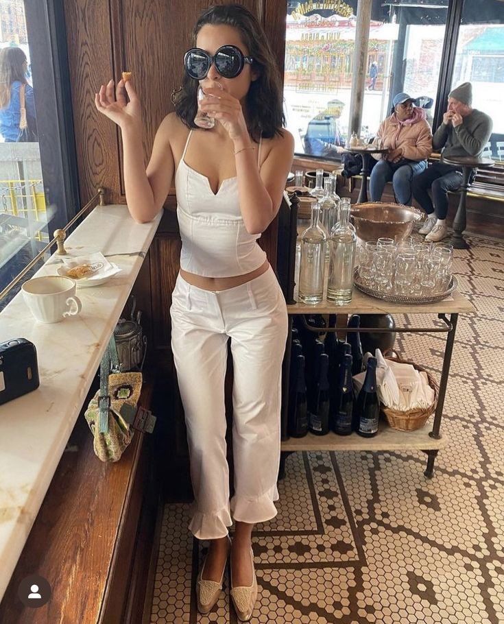 White Capris Outfit, Portugal Aesthetic Outfits, France Moodboard, White Capri Outfits, Capris Outfit, F1 Fashion, Vacay Fits, Spain Summer, Capri Outfits