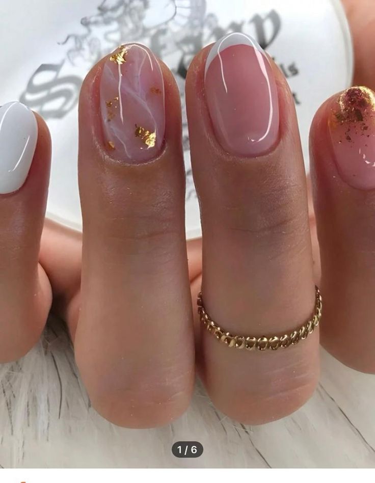 French Nails Style, Wedding Simple Nails, Nail Arts Short Nails, Short False Nails, Short Nail French Designs, Prom Short Nails, Nails Graduation Ideas, Nail Art For Very Short Nails, Nail Art Gold Foil