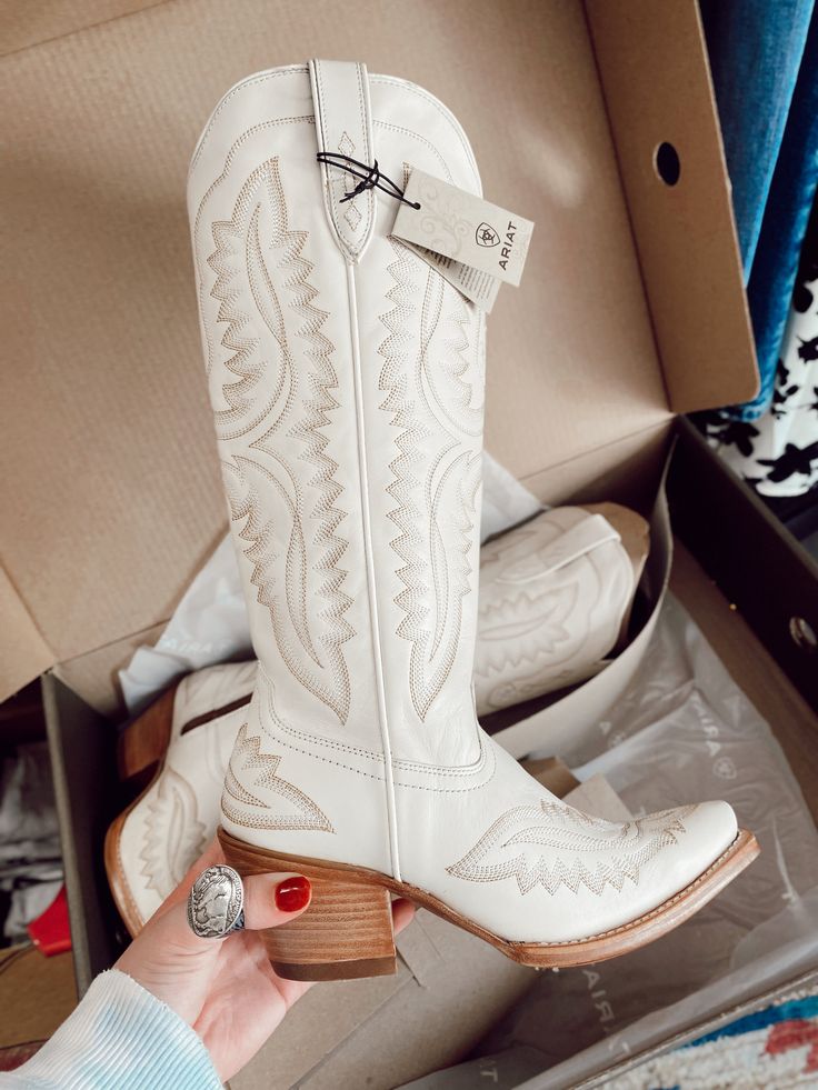 Ariat Casanova Blanco Boots – Gypsy Pearl Tx Blingy Cowgirl Boots, Cowgirl Bridal Boots, White Jeans Country Outfit, Weatern Wedding Boots, Ariat Wedding Boots, Jean Shorts With White Cowboy Boots, Pointed Cowgirl Boots, Womens Weatern Boots, Country Western Wedding Boots