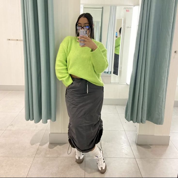 Cargo Maxi Skirt Outfit Winter, Long Cargo Skirt Outfit Winter, Long Cargo Skirt Outfit Black Women, Long Skirt And Hoodie Outfit, Maxi Skirt Outfit Black Women, Long Cargo Skirt Outfit, Cargo Skirt Outfit, Maxi Skirt Fall, Skirt Outfit Fall