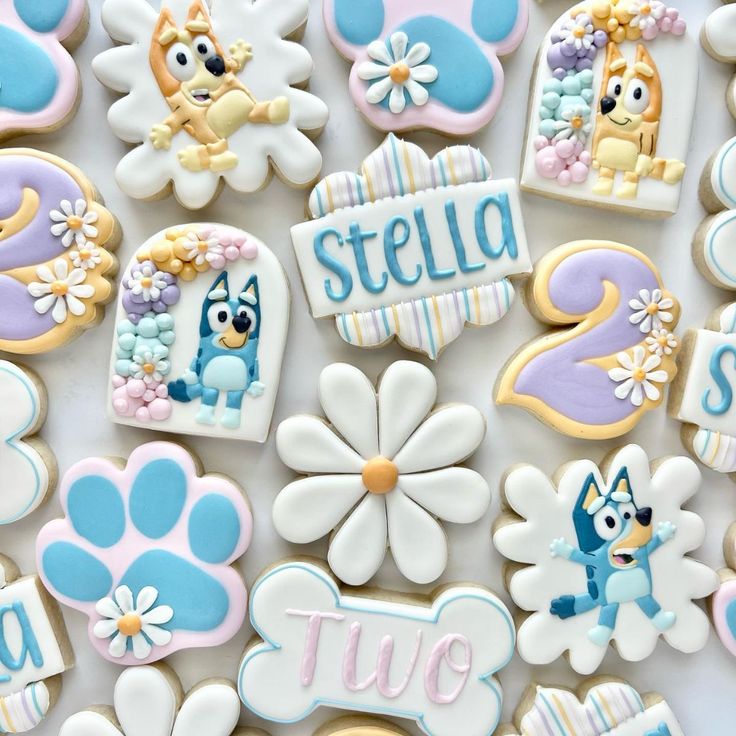 bluey cookies Disney Birthday Ideas, Bluey Cookie, Bluey Cookies, Bluey Themed Party, 3rd Birthday Party For Girls, Birthday Party Treats, Second Birthday Ideas, 2nd Birthday Party Themes, Birthday Party Theme Decorations