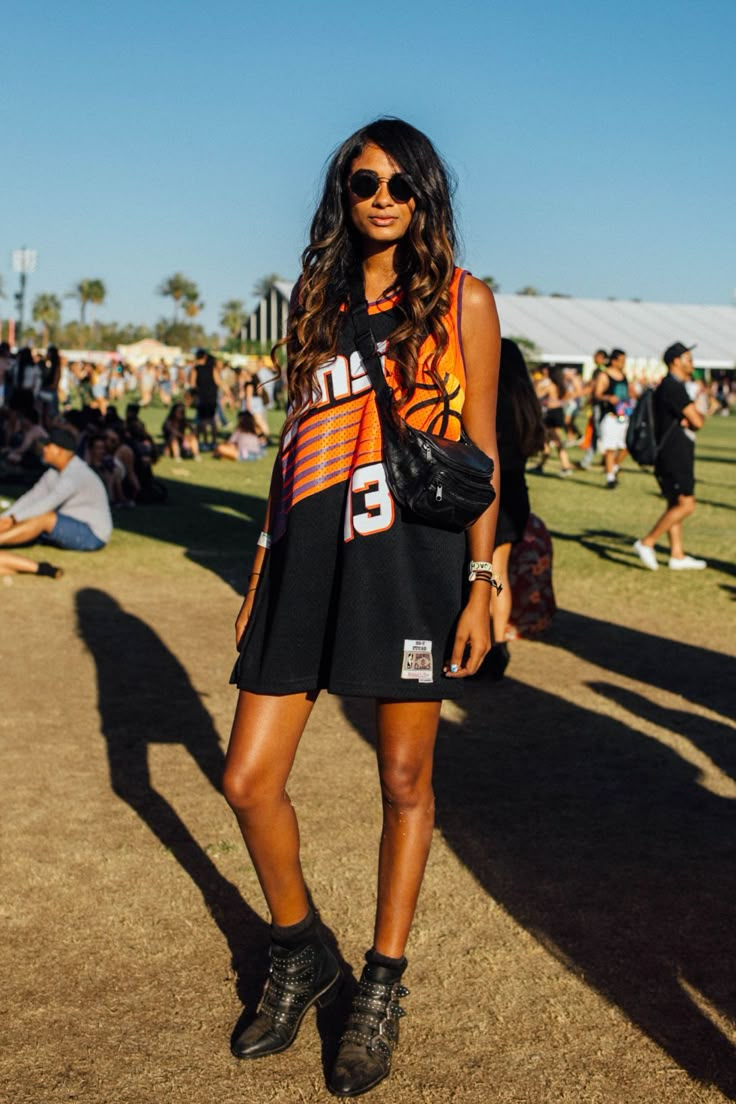 The Best Fashion Looks At Coachella 2018 T Shirt Dress Festival Outfit, Music Festival Outfits Tomboy, Athletic Festival Outfit, Hot Weather Festival Outfits, Festival Diy Ideas, Festival Midsize Outfits, Relaxed Festival Outfit, Comfortable Festival Outfits Summer, Comfortable Music Festival Outfits