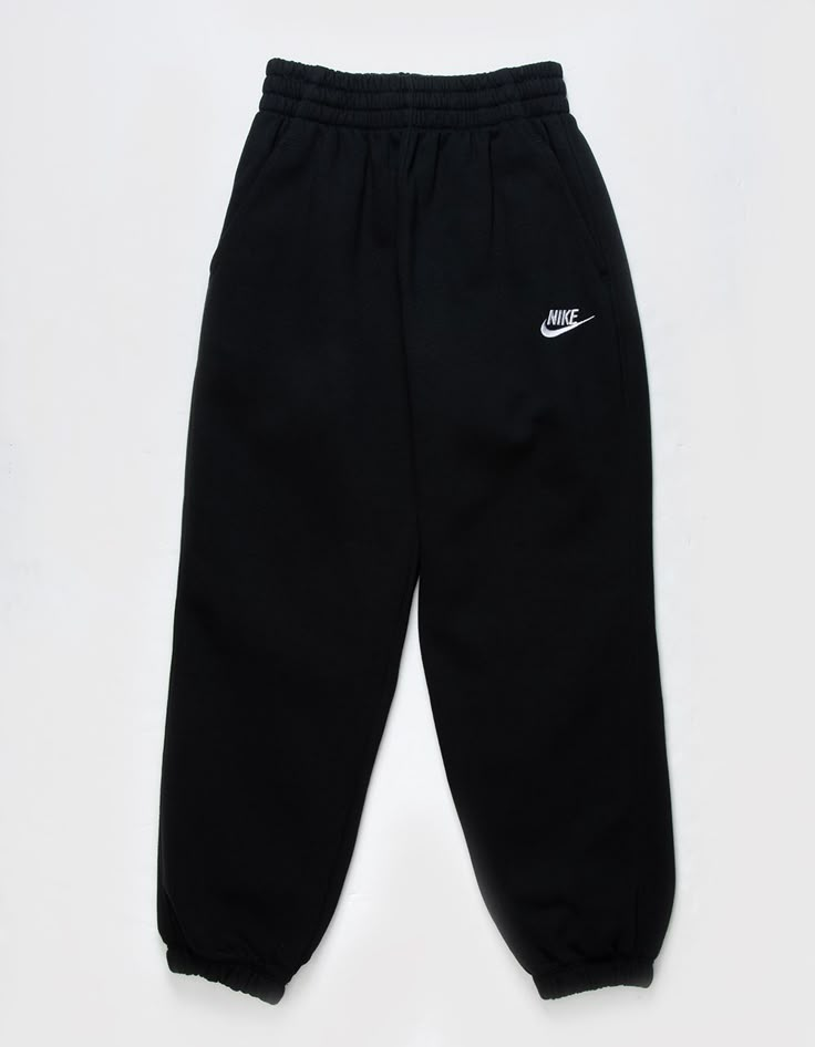 Nike Sportswear Club Oversized Joggers. Extra Room Through The Legs Gives These Oversized Pants A Relaxed, Oh-So-Cozy Feel. Smooth On The Outside, Brushed Soft On The Inside, This Lightweight Fleece Is An Easy Layer When You Want A Little Extra Warmth. So Whether You're Running Circles Around Your Friends At Recess Or Running Late To Practice, These Sweats Give You The Space You Need To Feel Comfy, Relaxed And Ready For Whatever Comes Next. Angled Pockets Make It Easy For You To Store Your Stuff Formal Athleisure, Womens Wish List, Aesthetic Nike Clothes, Popular Things 2024, Loose Nike Sweatpants, Baggy Nike Sweatpants, Joggers Pants, Back To School Pants, Cute Clothes Nike