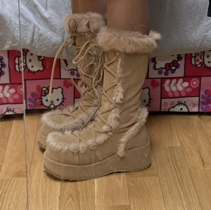 completely new and size 10! Cubby Demonia, Demonia Cubby 311, 2000s Shoes, Y2k Boots, Funky Shoes, New Rock, Girly Shoes, Moon Boots, Shoe Inspo