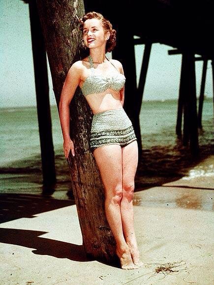 American actress Debbie Reynolds poses in an ultra-cute green two-piece. USA. 1955. Hollywood Vacation, Oud Hollywood, 1950s Swimsuit, Stars D'hollywood, Retro Bathing Suits, Vintage Bathing Suits, Debbie Reynolds, Vintage Swim, Old Hollywood Stars