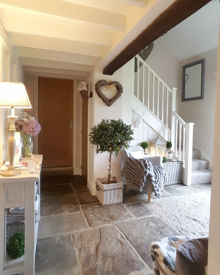 the hallway is clean and ready to be used as a place for flowers or other things