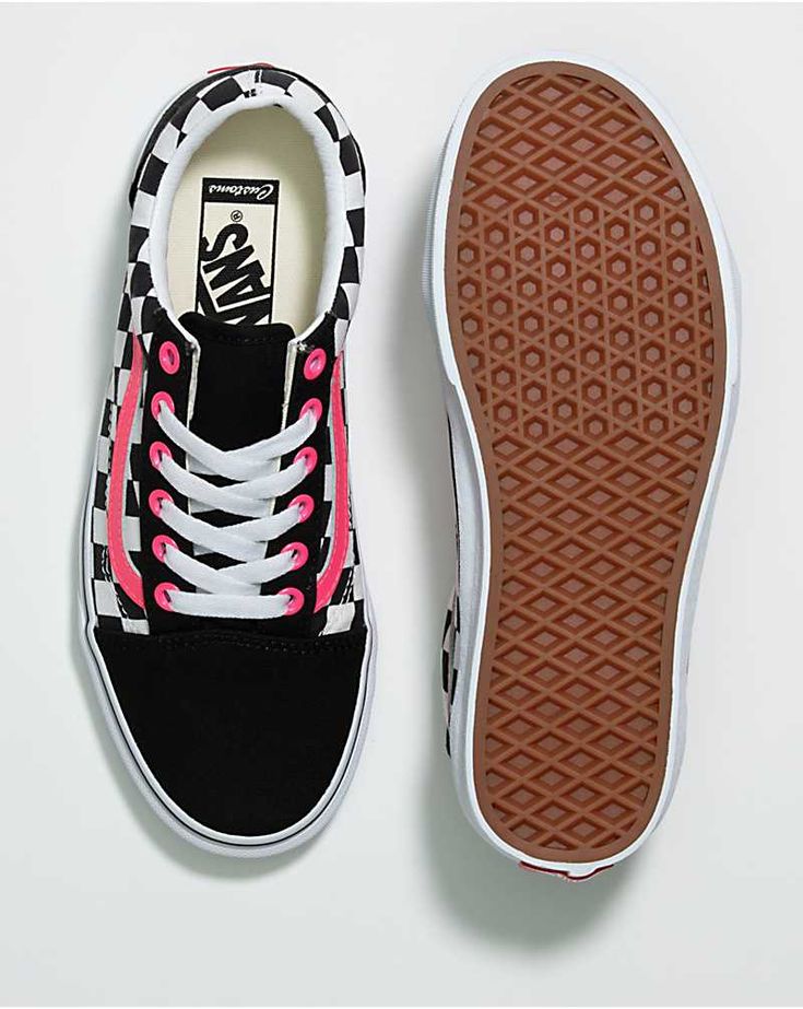 Customised Vans, You Look Fab, Cute Vans, Vans Store, Van Doren, Vans Logo, Girly Accessories, Fashion Hacks, Custom Vans