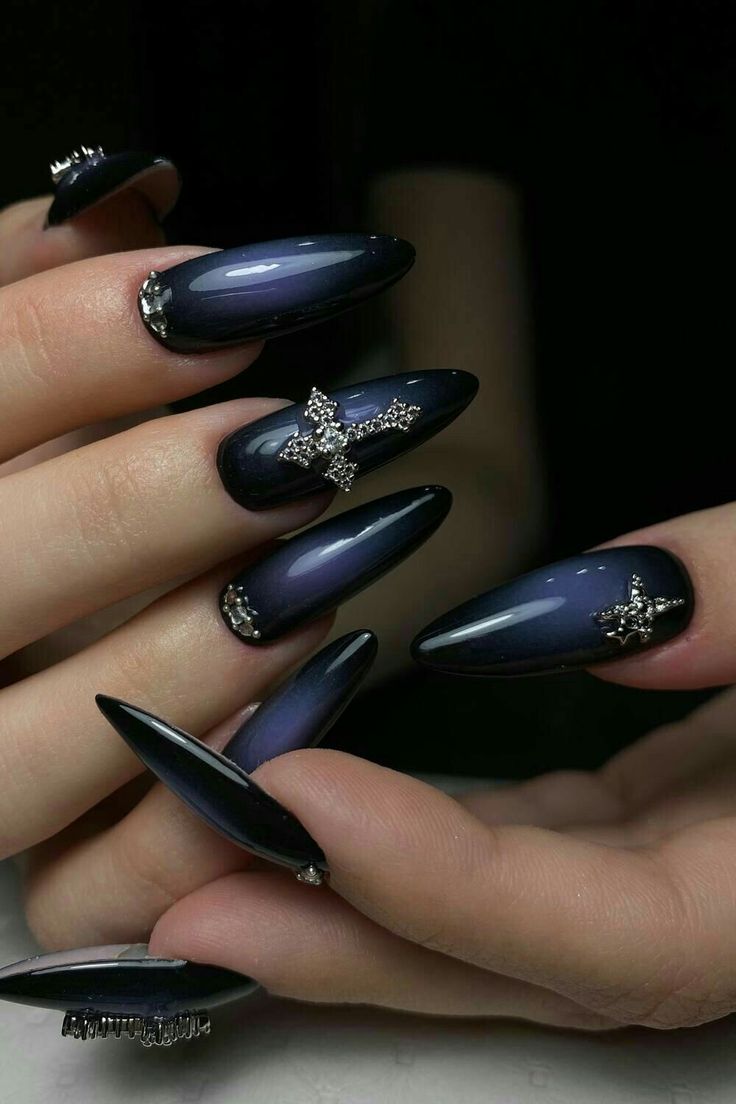 gothic nail art Nail Designs Goth Gothic, Emo Nail Art Goth, Simple Gothic Nail Designs, Gothic Nails Simple, Gothic Winter Nails, Dark Blue Nails Design, Simple Goth Nails, Simple Gothic Nails, Gothic Nail Art Dark