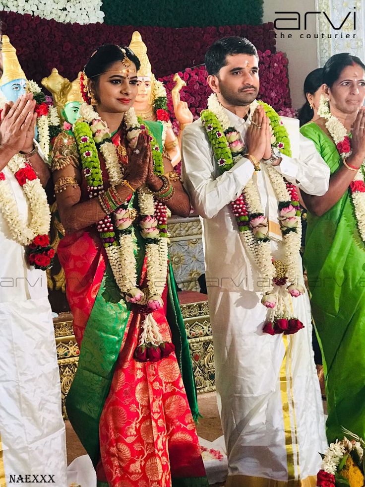 the bride and groom are applauding each other at their wedding ceremony in india