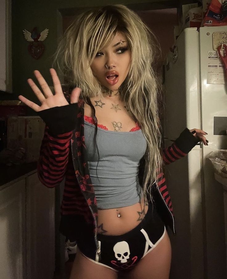 Pretty Emo Girl, Soft Emo Aesthetic, Emo Poses, Emo Style 2000s, Spiderverse Dr, Scene Emo Fashion, Blonde Goth, Emo Fits, Emo Girl