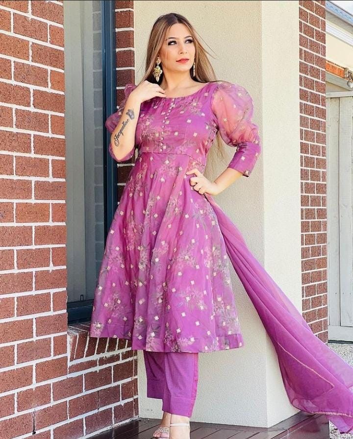 Balloon Sleeves Pattern Kurti, Organza Suit Sleeves Design, Balloon Sleeves Kurti Indian, Organza Frock Suit, Balloon Sleeves Kurti, Balloon Sleeves Pattern, Sleeves Kurti, Punjabi Dress Design, Simple Indian Suits