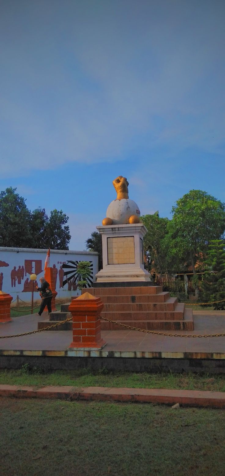 there is a statue in the middle of this park