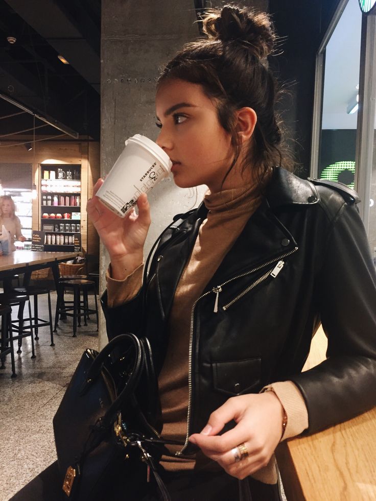 メοメᗷᑌᗷᗷᒪEGᑌᑌᗰᗰ2メ�οメ Coffee Image, Look Grunge, Renee Zellweger, Leather Jacket Outfits, Foto Poses, Kate Hudson, Mode Inspo, 가을 패션, Street Style Looks