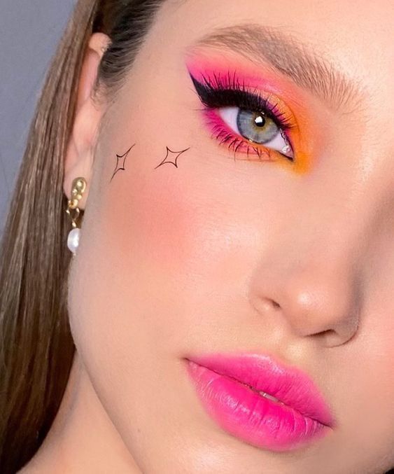 Yellow Orange Eye Makeup, Neon Makeup Ideas Eye, Orange And Pink Makeup, Pink And Orange Makeup, Pop Of Color Eyeshadow, Makeup Primavera, Neon Eyeshadow Looks, Festival Eye Makeup, Orange Eye Makeup