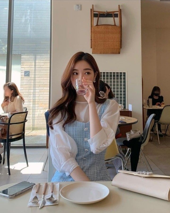 Cafe Poses, Cafe Pose, Cute Modeling Poses, Cafe Pictures, Korean Cafe, Korean Photo, Coffee Shop Aesthetic, Bff Photoshoot Poses, Gf Material