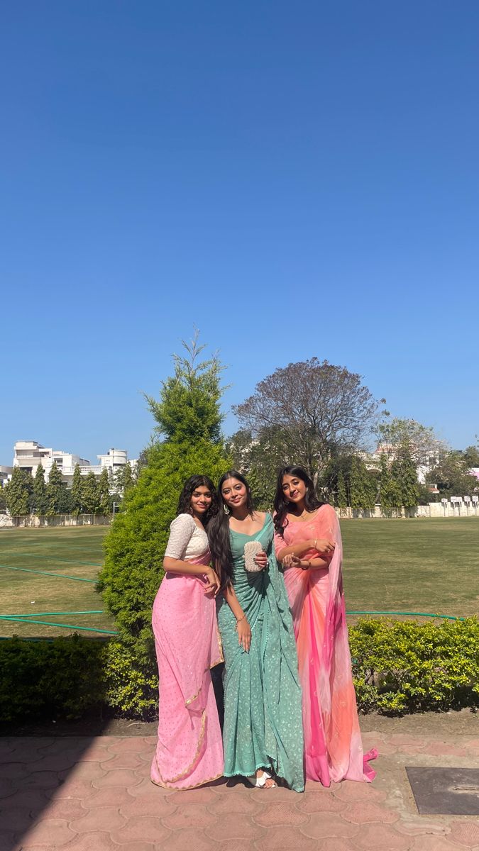 Saree Inspiration For Farewell, Farewell Saree Photoshoot, Indian Farewell Outfits Women, Saree Ideas For Convocation, Saree Poses With 3 Friends, Class 12 Farewell Sarees, Saree For Teachers Day For Students, Farewell Saree Aesthetic, 12th Farewell Sarees