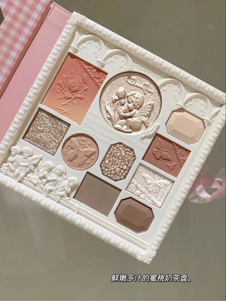 Fancy Makeup Products, Coquette Makeup Products, Makeup Pallets, Kawaii Makeup, Makeup Package, Makeup Accesories, Ethereal Makeup, Pinterest Makeup, Fancy Makeup