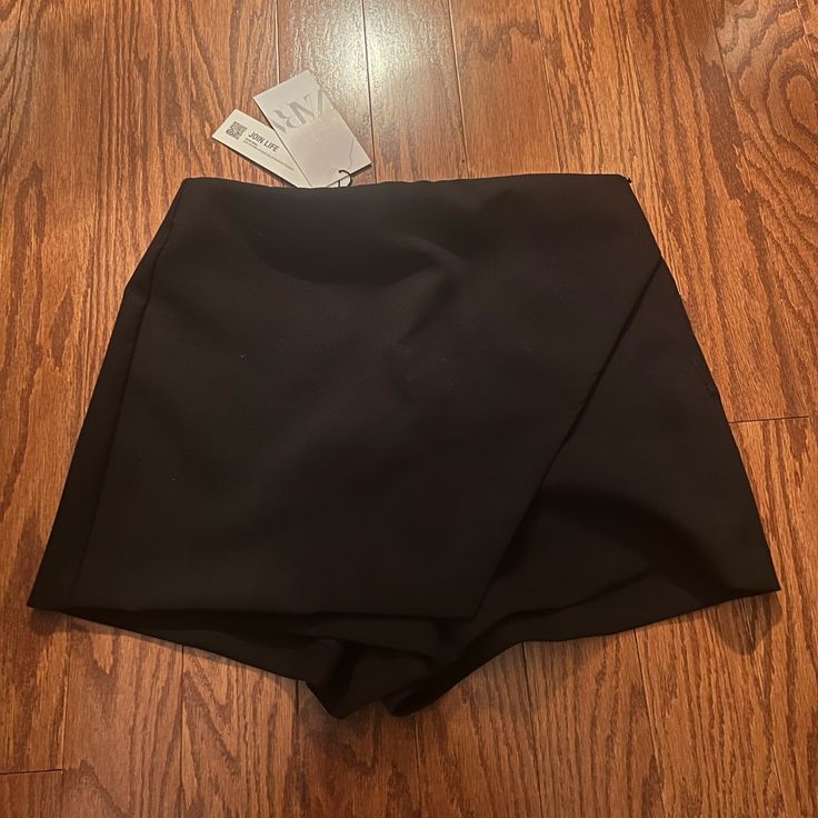 Size: M Black Stretch Shorts With Lined Skirt, High Waist Black Skort, Elegant Shorts With Short Inseam For Night Out, Elegant Shorts For Night Out With Short Inseam, Party Shorts With Lined Skirt, Solid Color Mini Length Bottoms For Night Out, Chic Mini Bottoms For Night Out, Chic Fitted Shorts For Going Out, Fitted Black Shorts For Spring