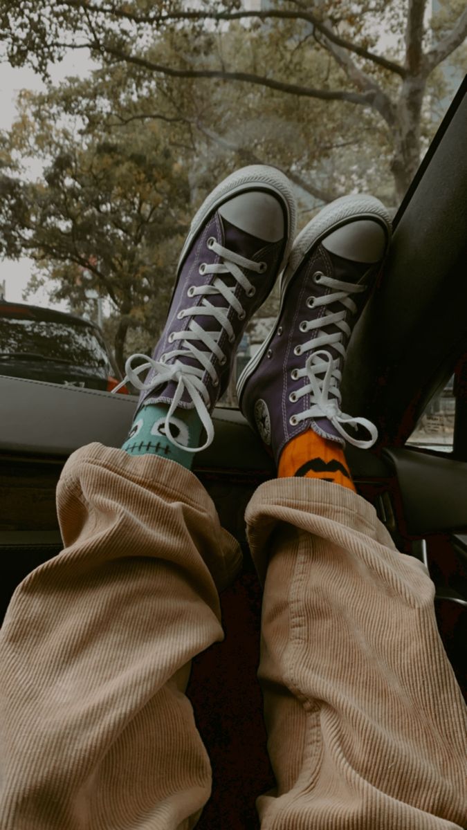 Matthew Gray Gubler Autumn, Matthew Gray Gubler Socks, Spencer Reid Outfit Aesthetic, Matthew Gray Gubler Converse, Mismatched Socks Aesthetic, Mgg Outfits, Spencer Reid Outfit Ideas, Spencer Reid Inspired Outfits, Spencer Reid Aesthetic Outfit