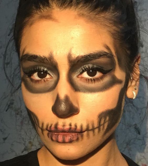 Halloween Makeup Women Easy, Skeleton Face Halloween, Black Halloween Makeup Easy, Simple Skeleton Face Makeup, Skeleton Woman Makeup, East Skeleton Makeup, Skeleton Make Up Women, Skeleton Face Paint Halloween, Halloween Costumes Skeleton Women