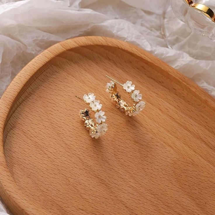 Gold Plated Hoops Earrings White Pearls Acrylic Flowers Very Feminine And Elegant Kawaii Earrings, Botanical Earrings, Korean Earrings, Flower Ear, Daisy Earrings, Floral Earrings, Geometric Earrings, Pretty Jewellery, Ear Jewelry