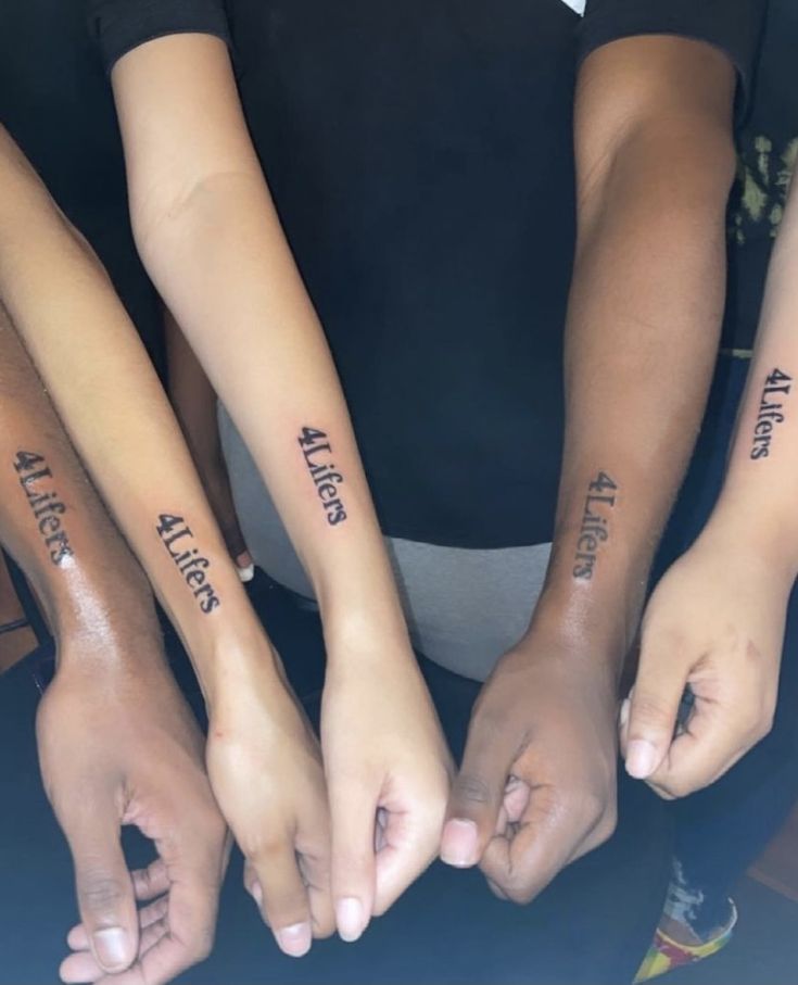 4 Best Friend Tattoos Matching, Sister Trio Tattoo, 4lifers Tattoo, Hina Ideas, Sister Tattoos Meaningful, Edgy Tattoo For Women, Matching Tattoos Trio, Bsf Tattoos, Trio Matching Tattoos