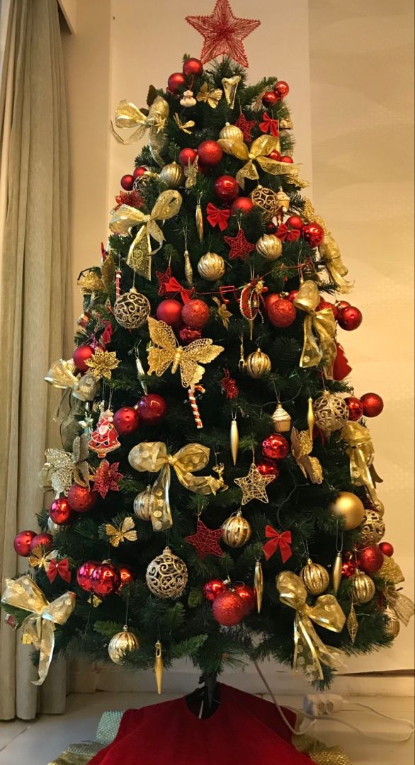 a decorated christmas tree with red and gold ornaments