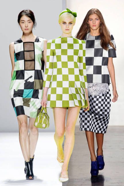 Geometric Print Fashion, Spring 2022 Fashion, Fashion Trend Board, Elle Fashion, Geometric Fashion, Geometric Print Dress, Spring Fever, Spring Summer Trends, Runway Trends