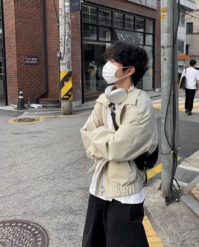 Korean Street Fashion Mens, Chinese Men Fashion, Guy Aesthetic Outfits, Boys Aesthetic Outfits, Headphone Outfit, Dark Tunnel, Mens Grunge, Korean Street Fashion Men, Asian Guy