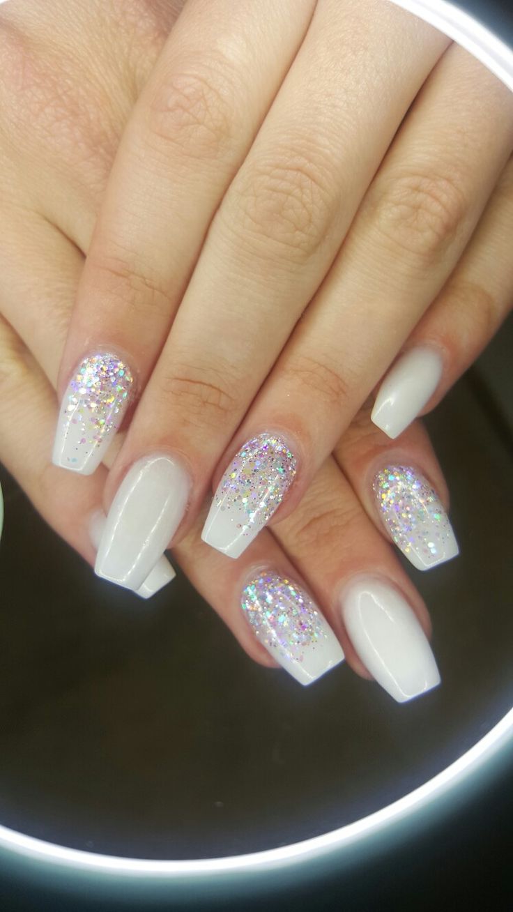 Pretty French Tip Nails Acrylic Coffin Glitter White, Engagement Nails Acrylic Short, White Glitter Nails Acrylic Sparkle, White Glitter Ombre Acrylic Nails, Fancy White Nail Designs, Nyårsnaglar Glitter, White Nails Acrylic With Glitter, Gel Nail Designs With Glitter, Glitter Nail Ideas Acrylic