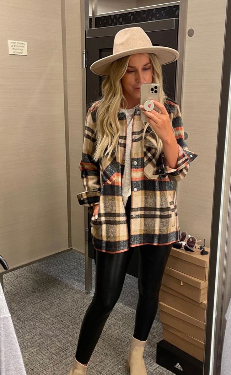 Plaid Shirt With Leather Pants, Brown Plaid Shirt Outfit, Outfits With Plaid Shirts, Flannel Top Outfit, Plaid Button Up Shirt Outfit, Plaid Top Outfit, Red Fall Fashion, Flannel And Leggings, Pullover Sweaters Outfits