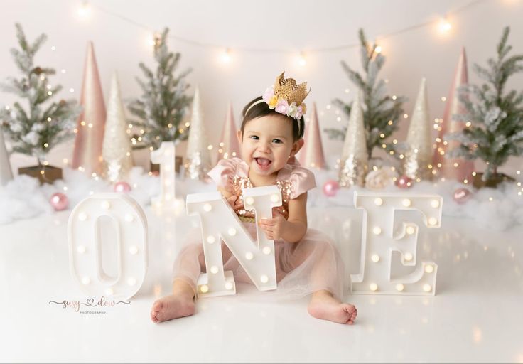 Snowflake Cake Smash Photoshoot, Winter Wonderland Theme Photoshoot, Winter Onederland First Birthday Photoshoot, Winter Onederland First Birthday Pictures, Winter Onederland Picture Ideas, White Winter Onederland Party, First Birthday Christmas Photoshoot, Winter Onederland Pictures, Cake Smash Winter Wonderland