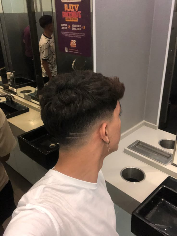 Low Fade Em V, Taper Fade Long Hair, Taper Fade Short Hair, Fade Haircut Curly Hair, Young Men Haircuts, Men Fade Haircut Short, Fade Haircut Styles, Mens Haircuts Short Hair, Men Haircut Curly Hair