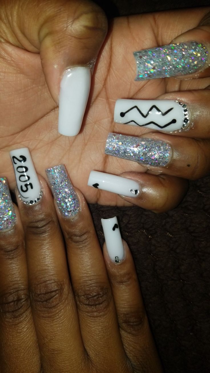 Zodiac Signs Acrylic Nails, Birthday Nails Zodiac Sign, Aquarius Nails Acrylic Designs, Aquarius Nails Art Zodiac Signs, Birthday Sign Nails Pisces, Aquarius Birthday Nails, Glittery Acrylic Nails, Aquarius Birthday, Simple Nail Designs