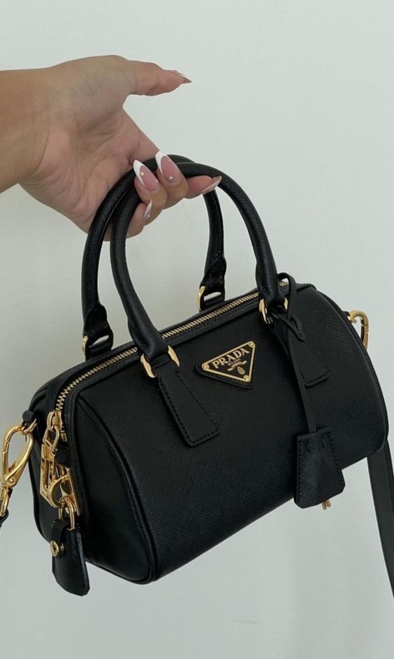 #follow #bags #handbags #purses #fashion #style #blogging #blogger #blog #designer #prada Guess Bags Aesthetic, Expensive Bag, My Style Bags, Trendy Purses, Luxury Bags Collection, Handbag Essentials, Girly Bags, Fancy Bags, Luxury Purses