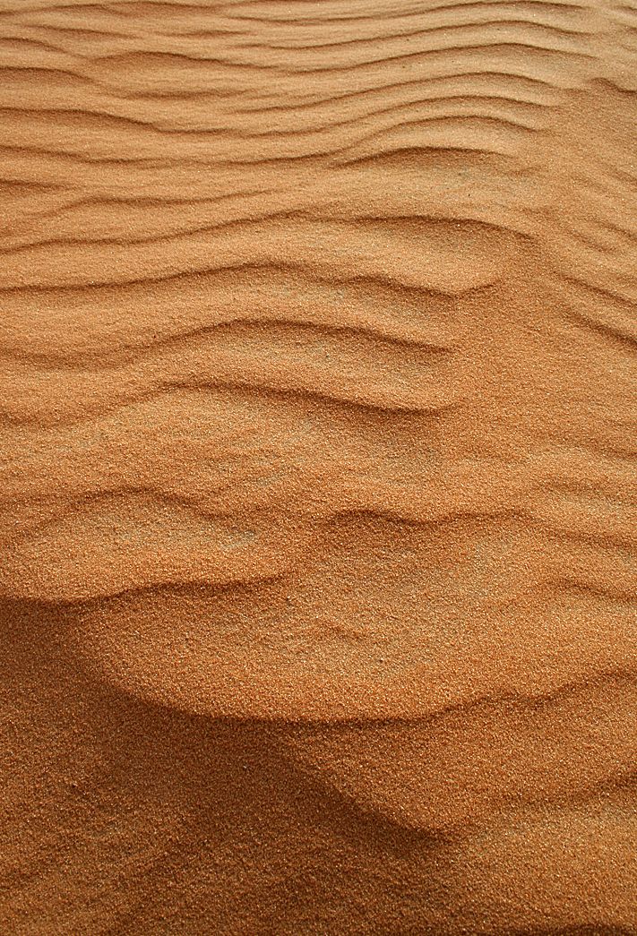 the sand has wavy lines in it